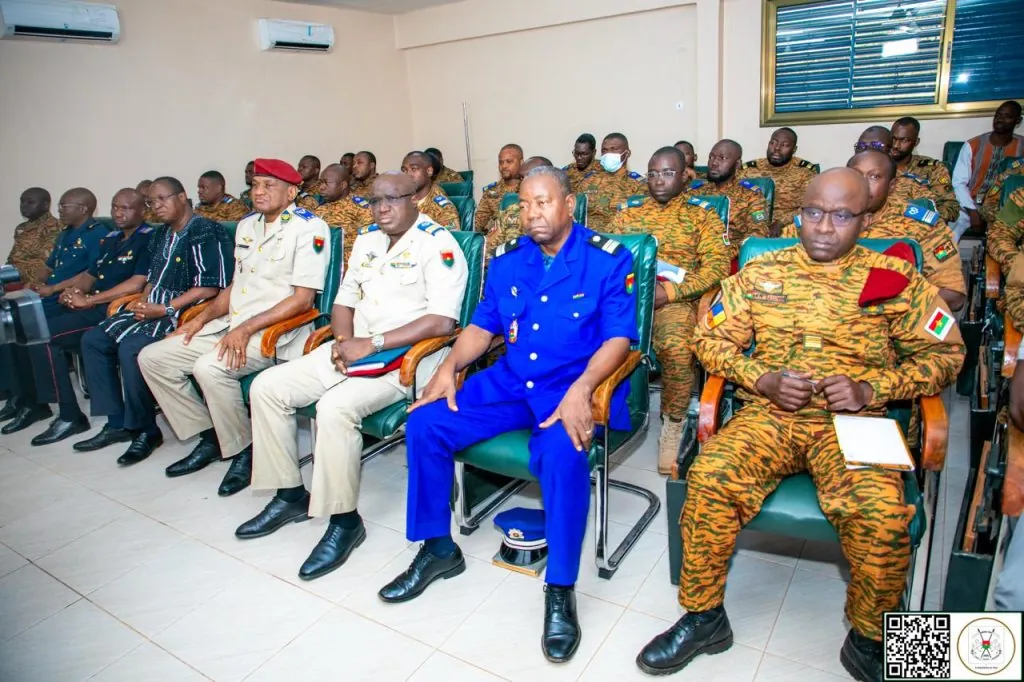 « Nous devons nous servir de la guerre pour développer notre outil de défense », indique le Capitaine Ibrahim TRAORÉ.