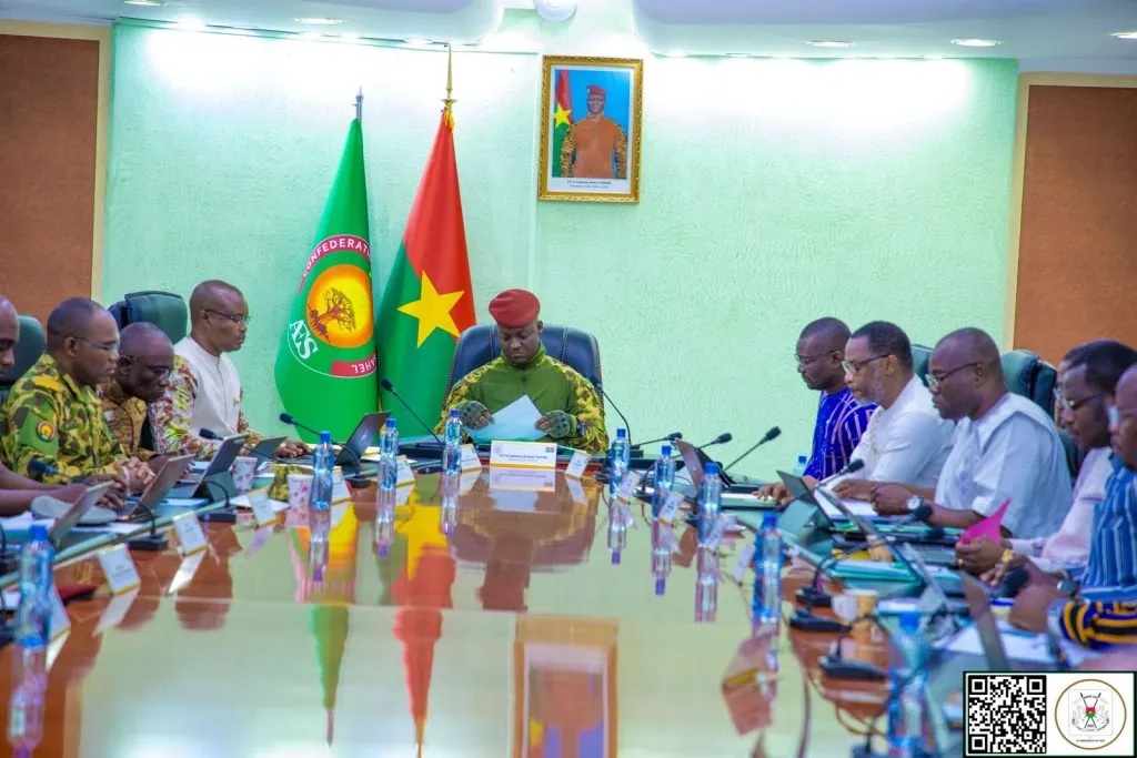 Que retenir du remaniement ministériel au Burkina Faso : le Président Ibrahim Traoré reconduit l’essentiel et ajuste l’équipe gouvernementale.