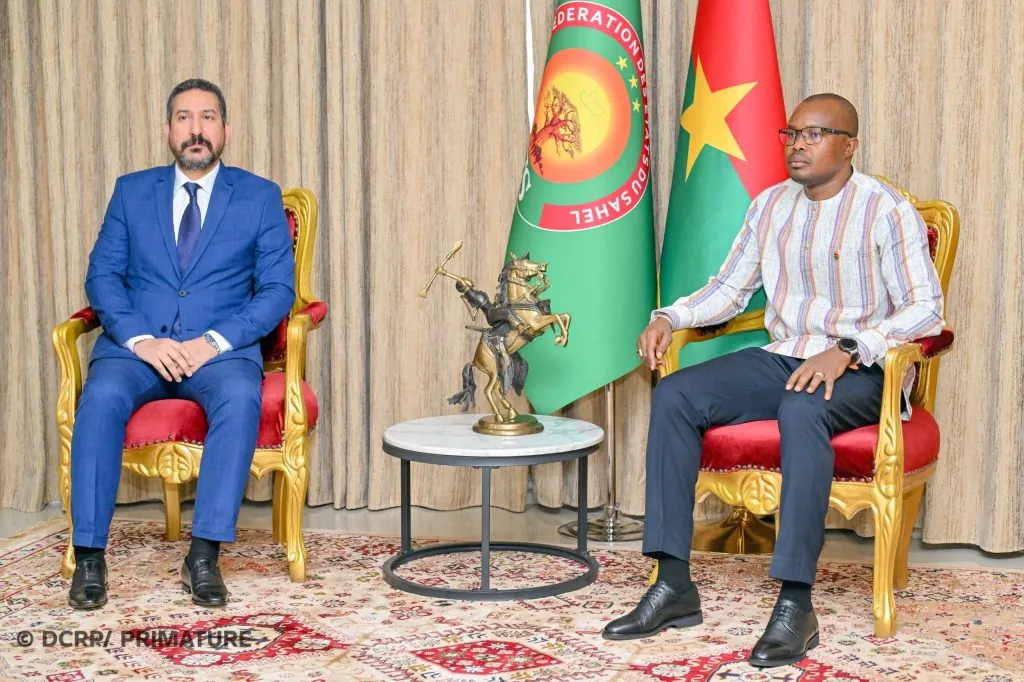 Coopération Burkina Faso – Maroc : le Premier ministre échange avec l’ambassadeur marocain.